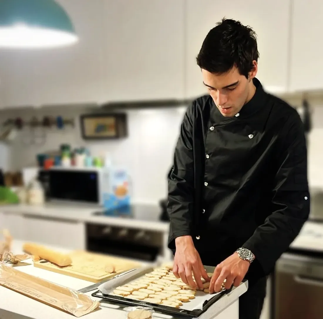 O chef Francisco Sarmento a preparar bolachas na cozinha
