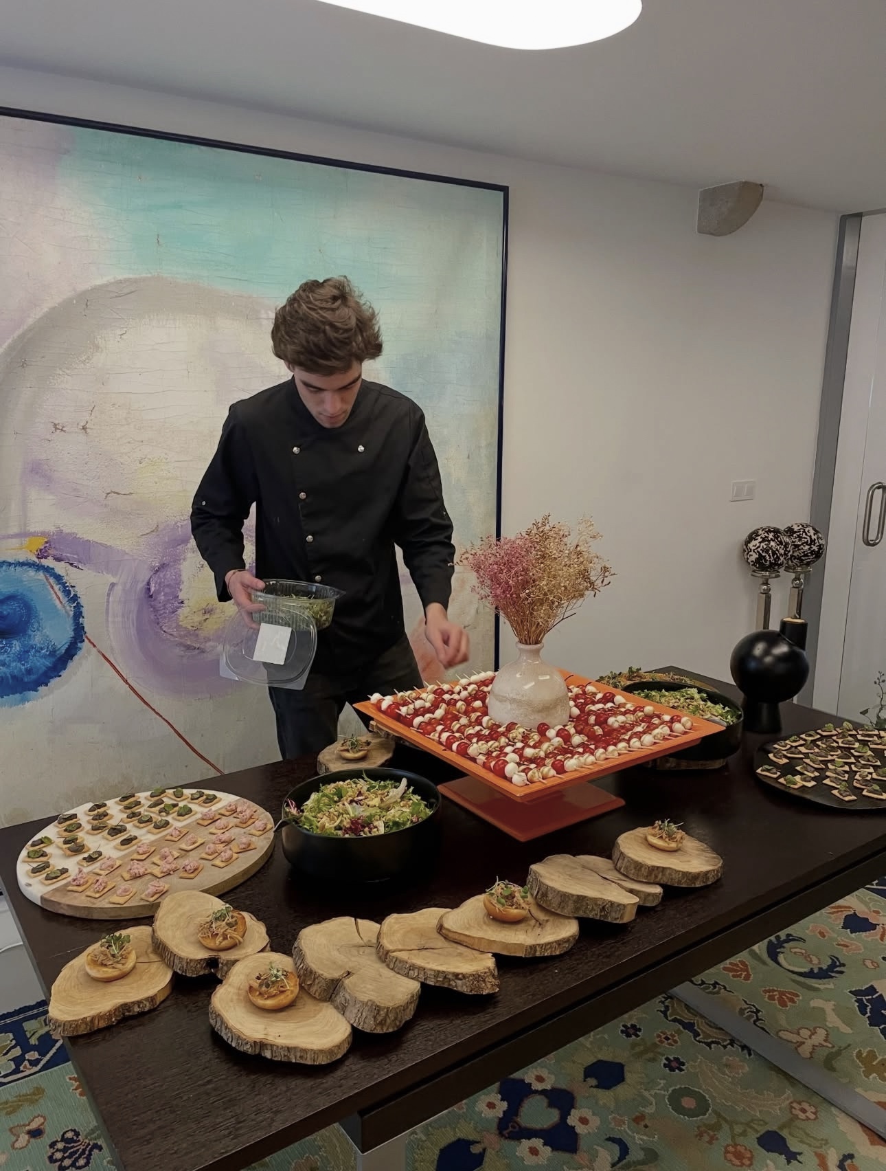 O chef Francisco Sarmento a montar a mesa de um evento