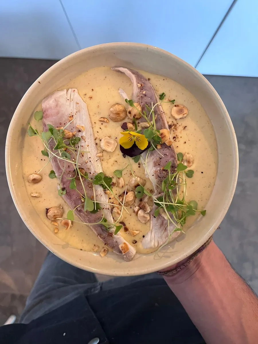 Crudo de dourada, emulsão de manga e caril marroquino e avelãs caramelizadas