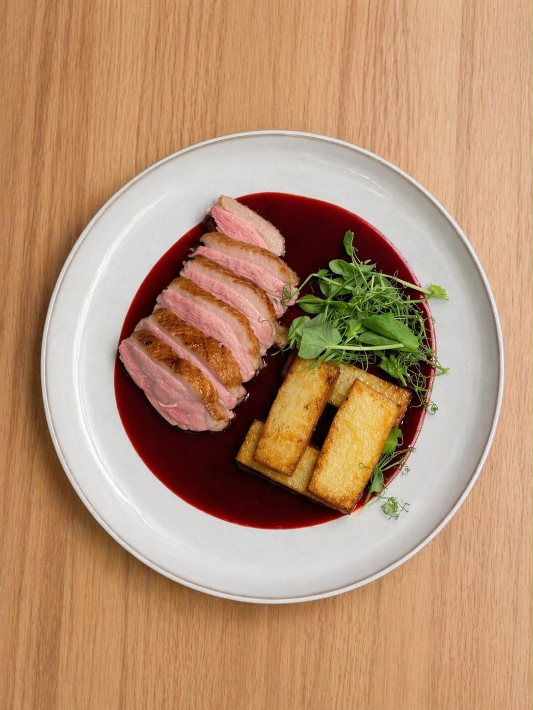 Pato confitado com batata pont neuf e molho de frutos vermelhos